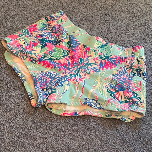 Lilly Pulitzer Pants - Lilly Pulitzer Coraline Luxletic Shorts -M